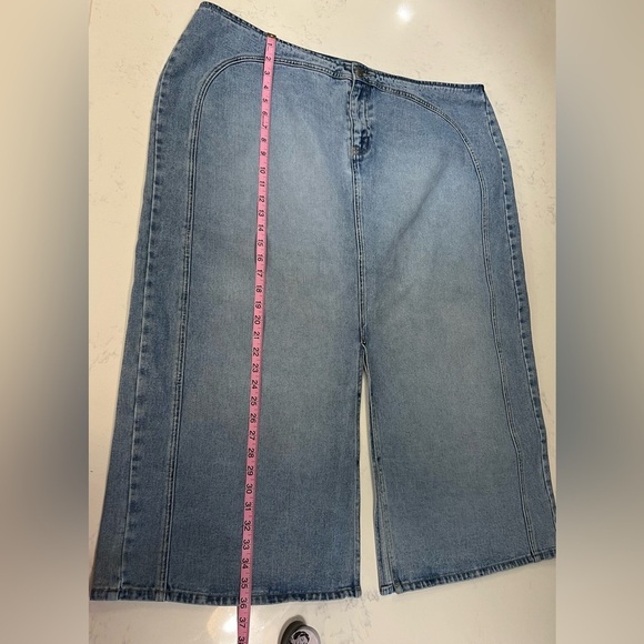 Blue Relaxed Fit Jeans with Classic Style - Picture 10 of 16